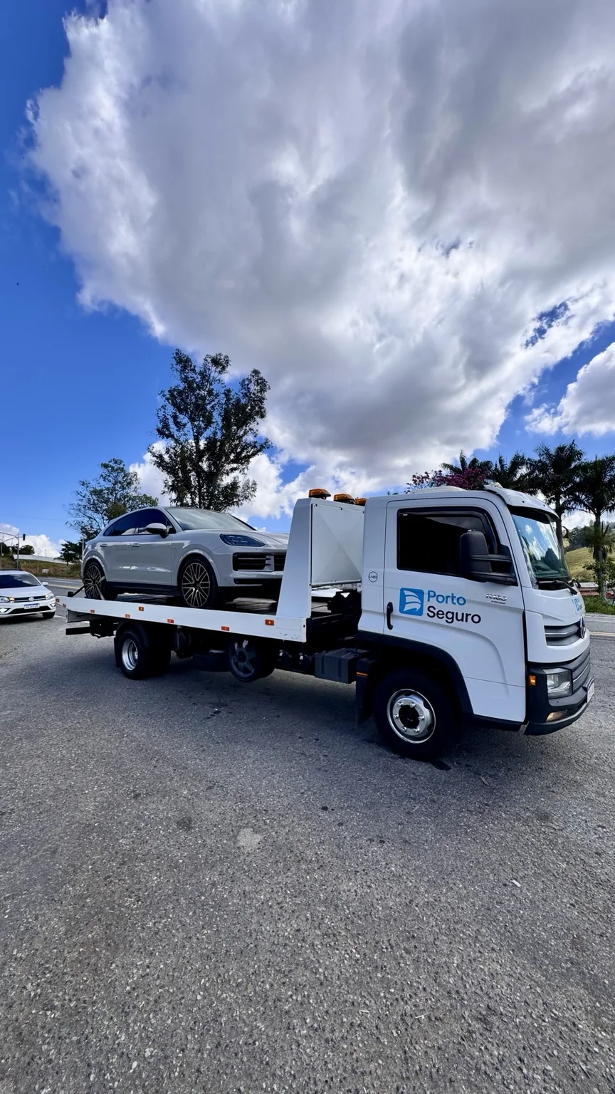 Caminhão plataforma em operação
